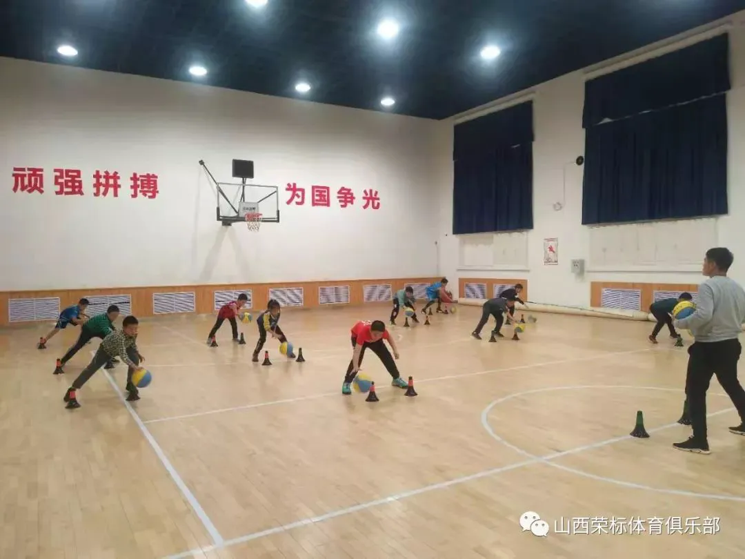 儿童如何在游戏中学习篮球技术_2